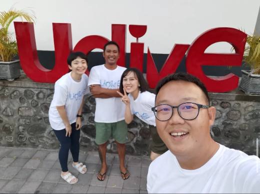 UDive Bali team selfie at the UDive sign